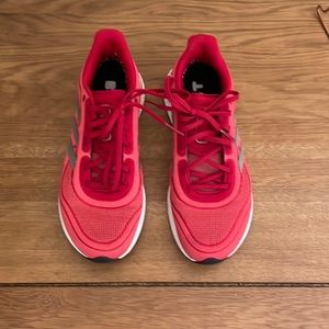 Men’s Adidas 7.5 red sneakers. Worn once or twice. Excellent condition